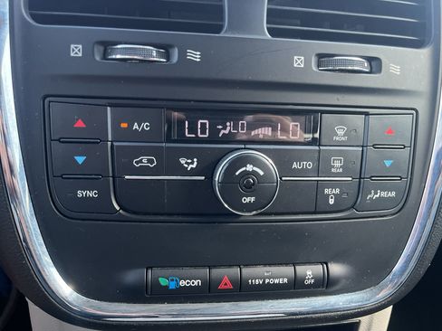 Used 2016 Chrysler Town & Country Touring FWD image 21