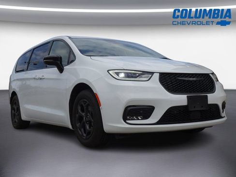 Used 2024 Chrysler Pacifica Limited w/ Uconnect Theater Family Group FWD image 1