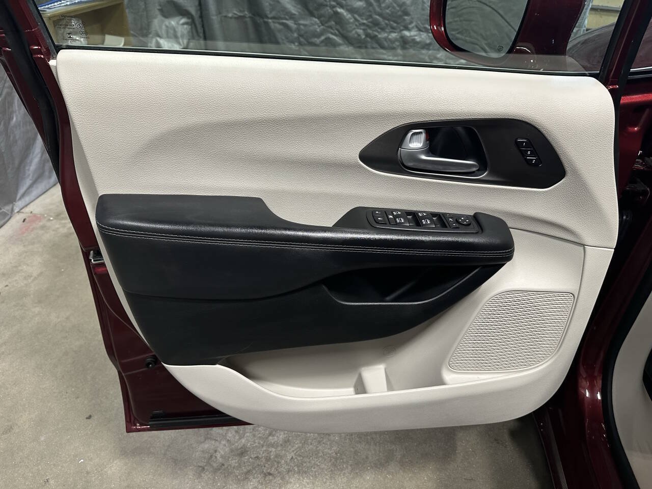 Used 2018 Chrysler Pacifica Limited w/ Tire & Wheel Group FWD image 15
