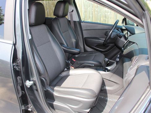 Used 2018 Chevrolet Trax LT w/ Sun & Sound Package AWD/4WD image 39