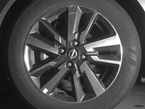 Used 2025 Nissan Versa SV image 12