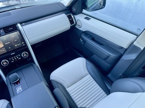 Certified 2025 Land Rover Discovery Metropolitan Edition AWD/4WD image 18