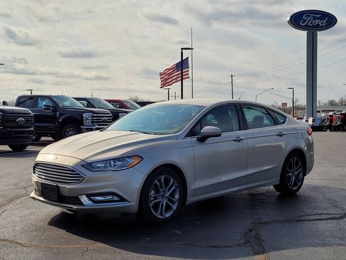 Used 2017 Ford Fusion SE w/ Equipment Group 201A image 8