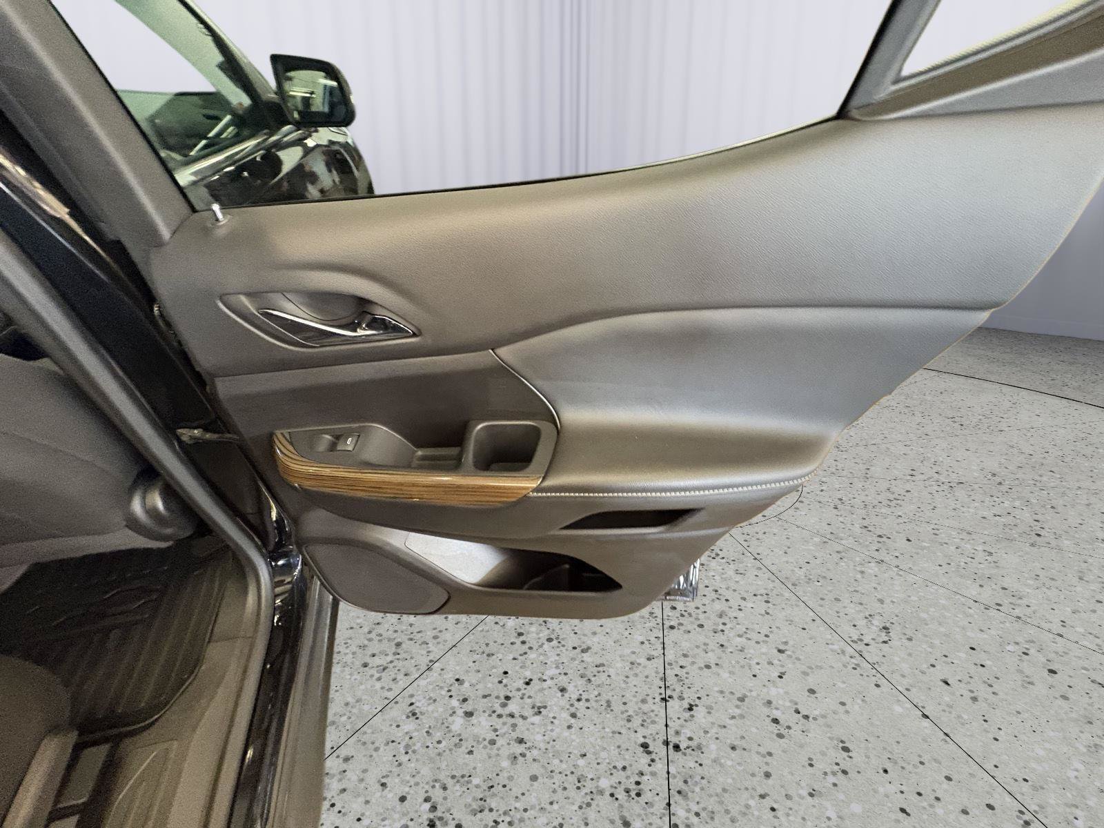 Used 2022 GMC Acadia SLE w/ Driver Convenience Package FWD image 12