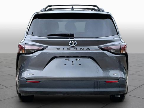 Used 2025 Toyota Sienna LE FWD image 5