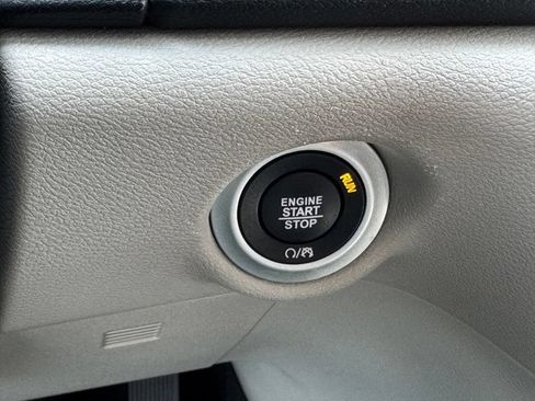 Used 2023 Chrysler Pacifica Touring-L FWD image 11