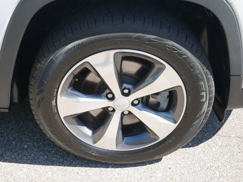 Used 2019 Jeep Cherokee Limited AWD/4WD image 7