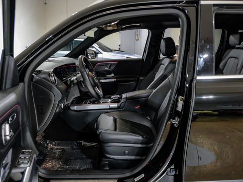 Used 2023 Mercedes-Benz GLB 250 4MATIC w/ Premium Package image 4