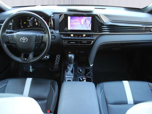 Used 2025 Toyota Camry SE image 2