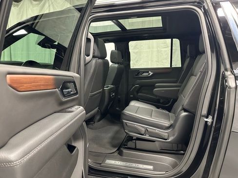 Used 2025 GMC Yukon XL Denali w/ Sun & Power Step Package image 39