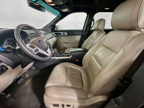 Used 2015 Ford Explorer XLT w/ Equipment Group 202B AWD/4WD image 13