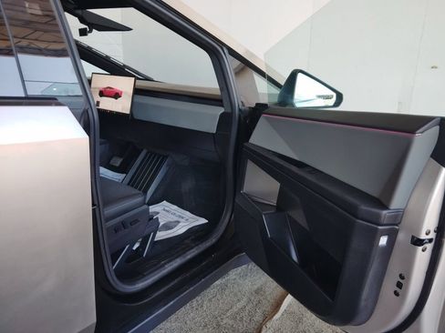 Used 2026 Tesla Cybertruck 2WD Crew Cab image 10