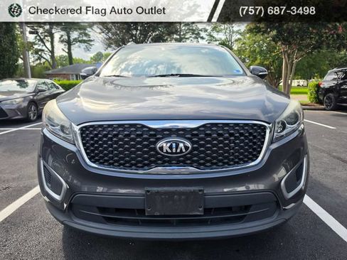Used 2017 Kia Sorento FWD image 2