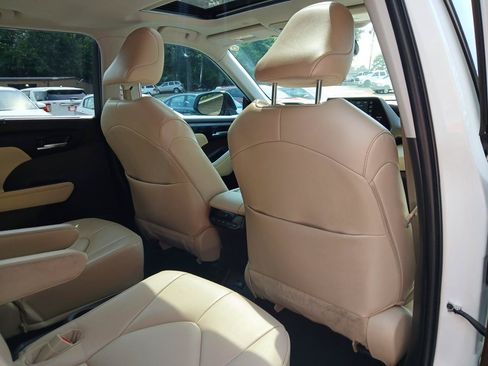 Used 2022 Toyota Highlander XLE FWD image 16