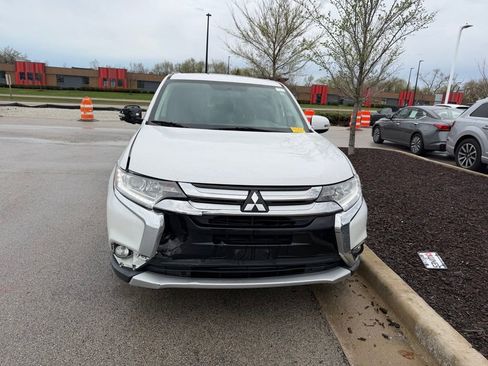 Used 2017 Mitsubishi Outlander FWD image 2