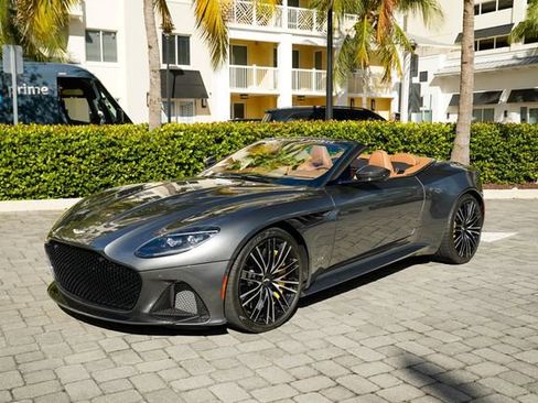 Used 2023 Aston Martin DBS Volante image 2