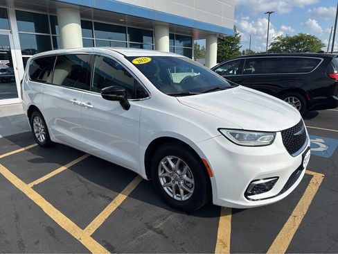 Used 2025 Chrysler Pacifica Select FWD image 1