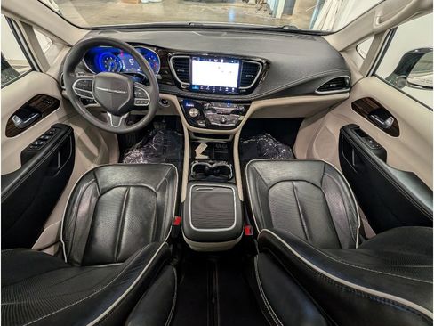 Used 2023 Chrysler Pacifica Limited FWD image 11