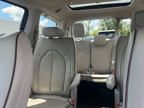 Used 2019 Chrysler Pacifica Limited w/ Advanced Safetytec Group FWD image 4