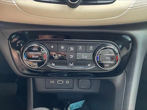 Used 2021 Buick Encore GX Select image 32