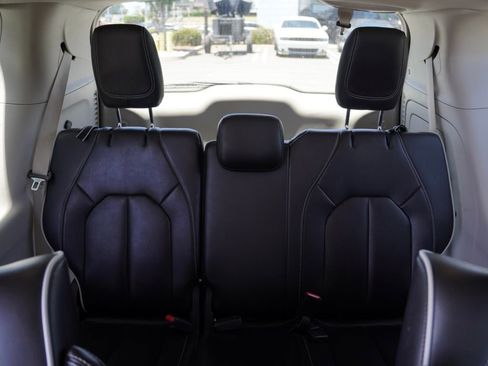 Used 2023 Chrysler Pacifica Limited image 28