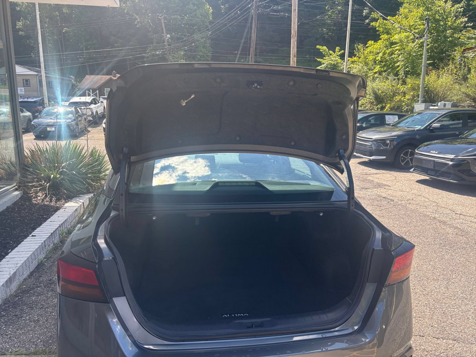 Used 2025 Nissan Altima 2.5 SV FWD image 29