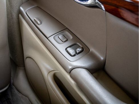 Used 2005 Cadillac De Ville w/ Equipment Group image 25