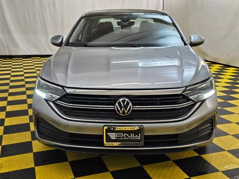 Used 2023 Volkswagen Jetta SE w/ Panoramic Sunroof Package image 8