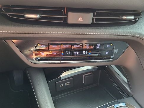 Used 2023 Buick Envision Essence image 21