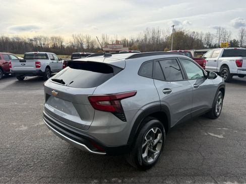 Used 2025 Chevrolet Trax LT image 5