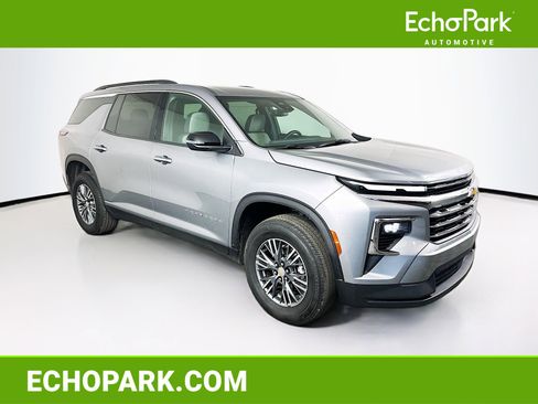 Used 2025 Chevrolet Traverse LT image 1