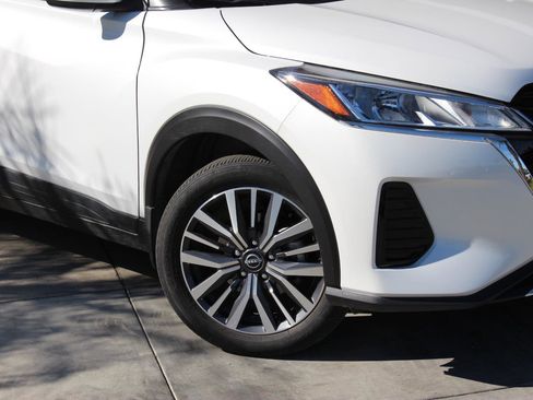 Used 2024 Nissan Kicks SV image 3