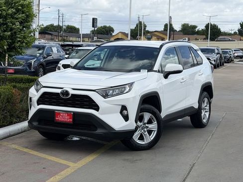 Used 2021 Toyota RAV4 XLE FWD image 2