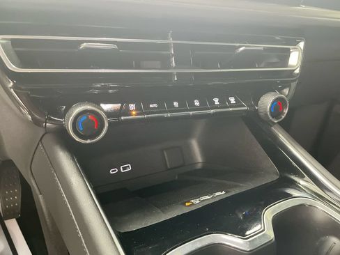 Used 2025 Chevrolet Traverse LT FWD image 23