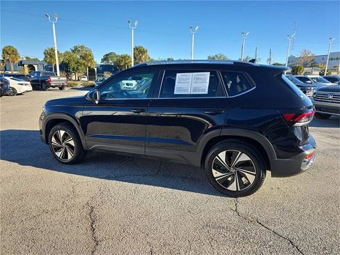 Used 2025 Volkswagen Taos SE w/ Panoramic Sunroof Package image 5