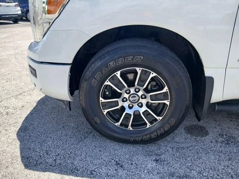 Used 2022 Nissan Titan SV w/ SV Convenience Package RWD image 26