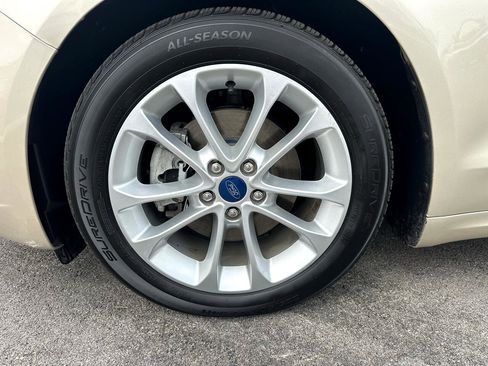 Used 2019 Ford Fusion SE image 16