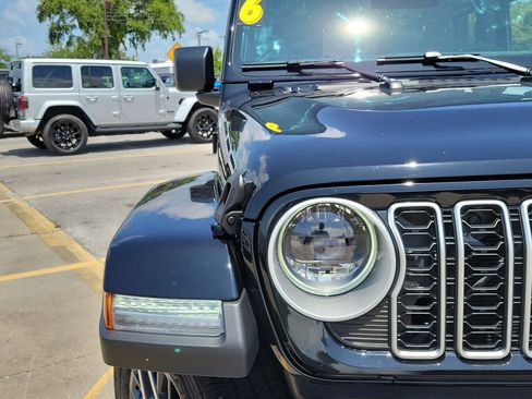 Used 2026 Jeep Wrangler Unlimited Sahara AWD/4WD image 7