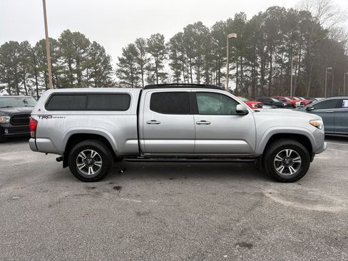 Used 2017 Toyota Tacoma TRD Sport image 5