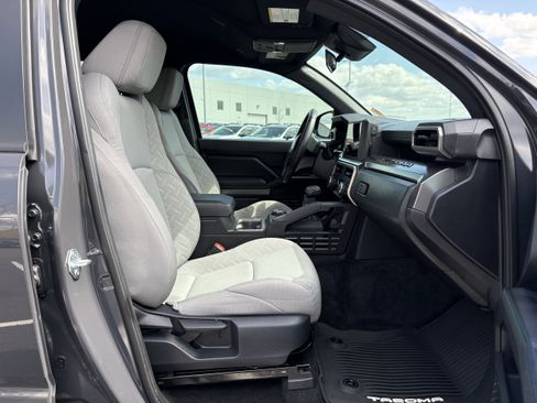 Used 2025 Toyota Tacoma SR5 AWD/4WD image 27