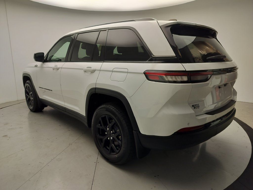 Used 2024 Jeep Grand Cherokee Altitude RWD image 4