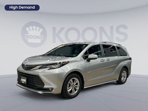 Used 2023 Toyota Sienna XLE image 1