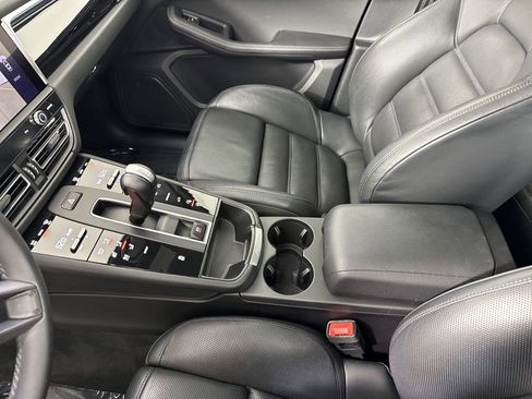 Certified 2024 Porsche Macan AWD/4WD image 32