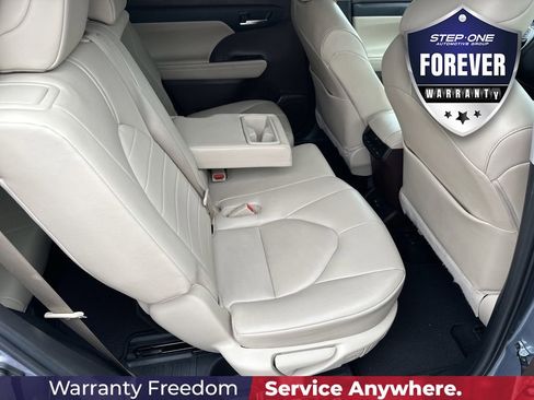 Used 2022 Toyota Highlander XLE FWD image 35