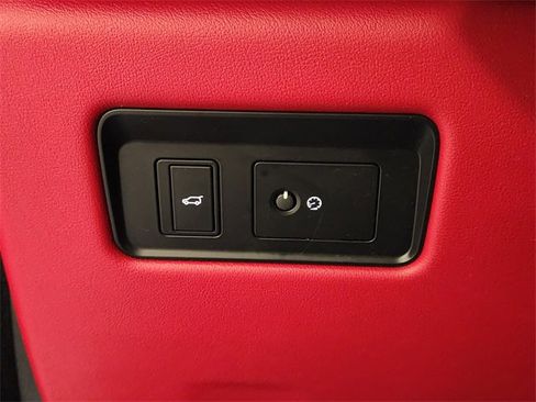 Used 2022 Jaguar F-PACE SVR image 22