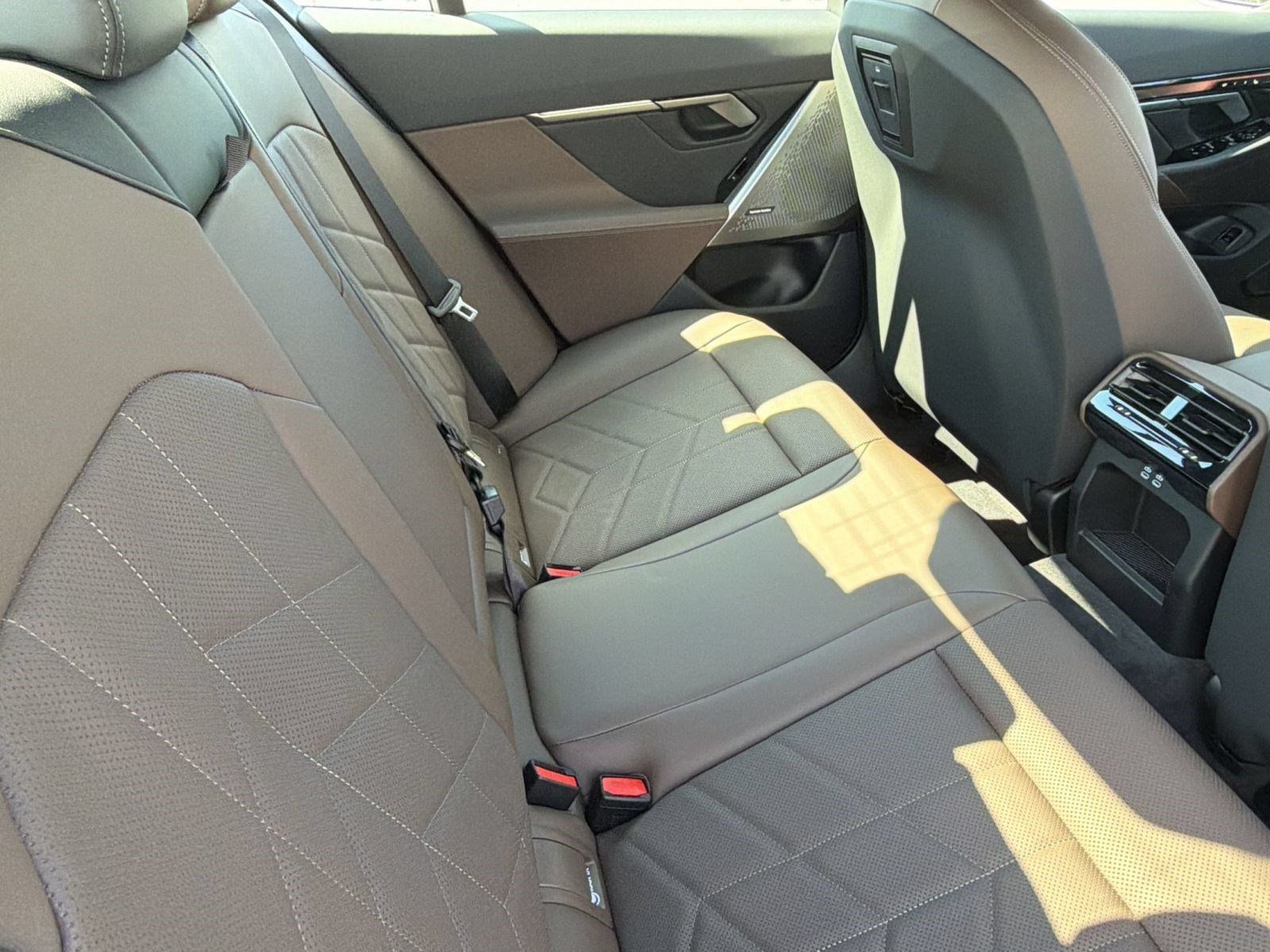 New 2027 BMW i5 eDrive40 w/ Premium Package RWD image 31