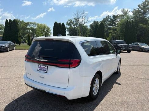 Used 2024 Chrysler Pacifica Touring-L FWD image 5