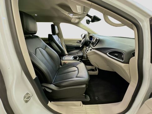 Used 2024 Chrysler Pacifica Touring-L FWD image 33