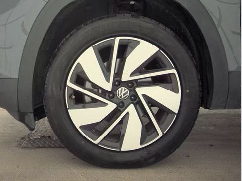 Used 2025 Volkswagen Atlas SE AWD/4WD image 23