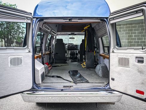 Used 2011 Ford E-150 and Econoline 150 w/ RV Plus Pkg RWD image 11